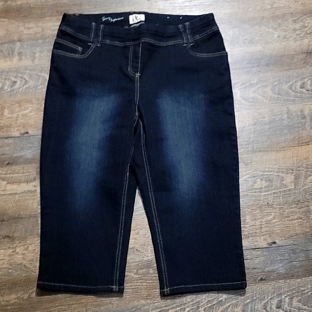 Like New Capri style jeans siz 14 made by D/C faded look mid leg Savvy dark blue